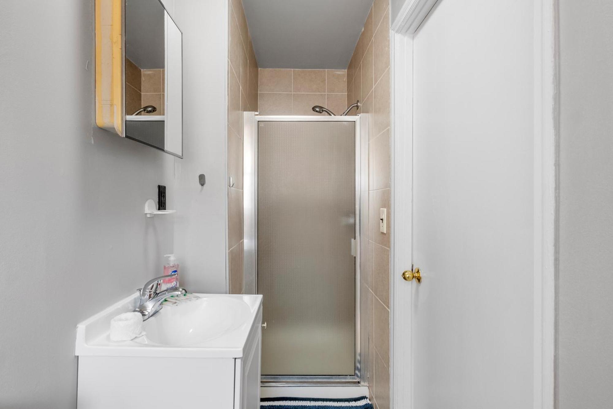 Charming 1br In Univ Apartment *