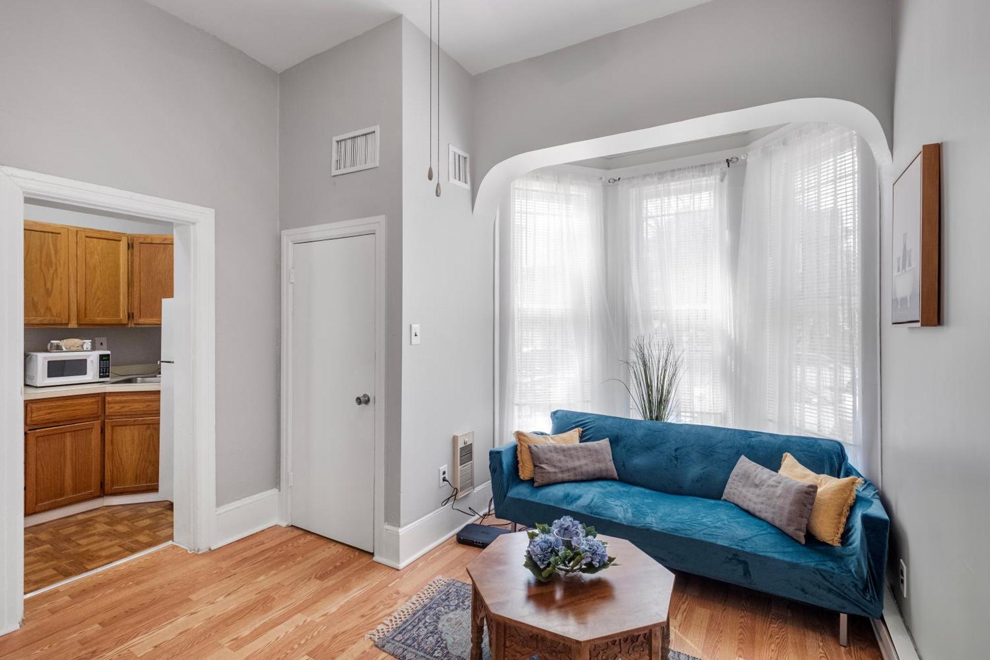 Charming 1br In Univ *
